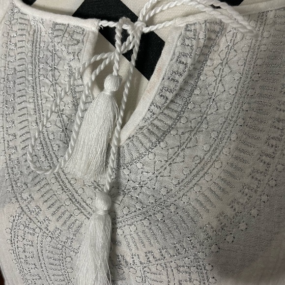 Boho style relaxed 100% cotton top, with silver thread detail. - Picture 3 of 9